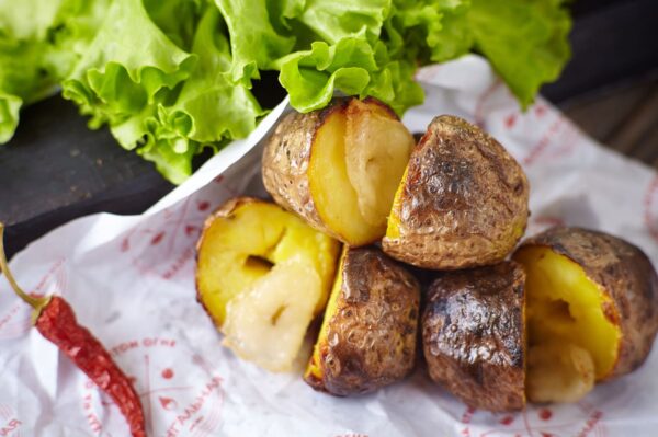 Фирменный картофель с салом на мангале